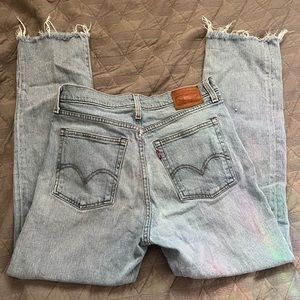 Levi skinny/straight leg mom jeans. light wash distressed bottoms. size 28